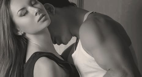 en mann kysser en dame på halsen - erotisk novelle - en deilig våt kveld i Oktober - illustrasjonsfoto, Shutterstock