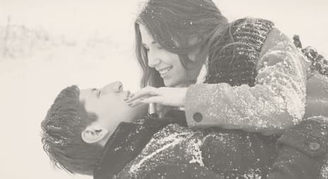 par-som-leker-i-snoeen