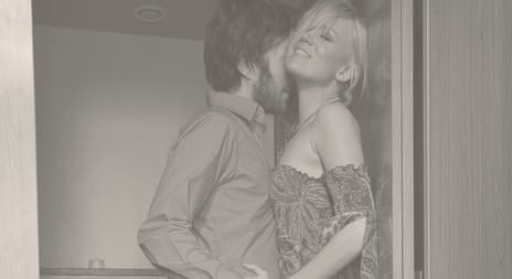 par-som-staar-tett-sammen-i-lite-rom