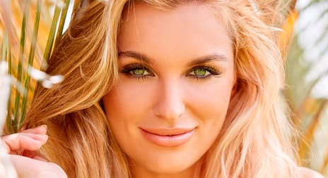 Blond dame ser sensuelt inn i kamera - erotisk novelle - treningsøkten - illustrasjonsfoto, Shutterstock