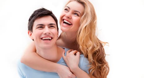 en ung jente sitter på ryggen til en ung gutt, ungdommer - erotisk novelle - korridoren - illustrasjonsfoto, Shutterstock