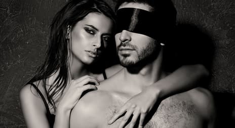 erotiske noveller mann med blindfolk og kvinne med kontroll